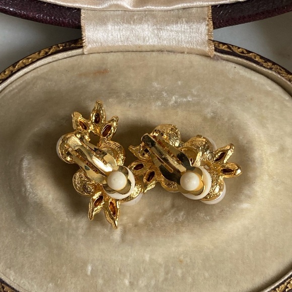 TANYA Lind Pearl rhinestone clip earrings 1” - Picture 13 of 16